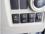 コーナーセンサーを車の前後に装備。障害物までの距離に応じて警告音を変えてお知らせ。縦列駐車時や駐車場・車庫などでの取り回しをサポートします。詳細は販売店スタッフまでおたずねください。