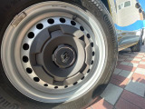 ●純正16インチホイール:輸入車ならではの卓越した走りを支えるホイールと足回りです!日本車の走りに慣れている方にもぜひ体感して頂きたいほど、高いレベルでまとまっています!