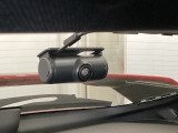 後方にもドライブレコーダーのカメラが付いています。前後両方でお車の周りを監視・記録いたします。