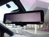 スマートルームミラーがリヤカメラで車両後方の映像ルームミラー表示しをクリアな後方視界を確保してくれます。