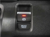 電子制御パーキングブレーキ搭載で指一本で簡単に操作することができます。さらに停車中に、ブレーキペダルを踏み続けなくても、自動的にブレーキを保持する機能である、オートマチックブレーキホールド付きです。
