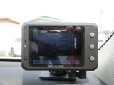 ドラレコ最近の装着率の高いドライブレコーダー装備です。万が一の時の証明やアオリ運転の抑制効果もありますね。