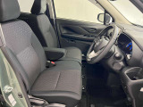運転席も広くゆとりのある室内です