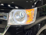 【LEDヘッドライト】悪天候や夜間走行時も良好な視界を確保し安心して運転できる高輝度LEDヘッドライトを装備!点灯速度が早く、消費電力も抑えられています。