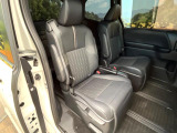 後部座席も気になるようなキズ・汚れやへたり等、大きなダメージはなく、良好な状態です。