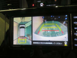 パノラミックビューモニター搭載。カメラで車両周囲の状況を映し出すため、狭い場所での駐車などに役立ちます。