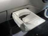 中央に助手席側ドリンクホルダー付いています。