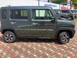 車線逸脱抑制機能です。カメラが左右の区画線を検知し、はみ出す可能性が高いと判断した場合にドライバーにステアリング操作を促し、車両を車線の内側に戻すように支援をします。
