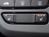 運転席と助手席には、【シートヒーター】が装備されています。温度調整もお好みの設定で快適なドライブを楽しめます。腰から下が暖まると、暖房よりも体があったまりますよ。