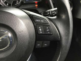 各種スイッチ操作の出来るステアリング。レーダークルーズコントロール付きで長距離の移動も楽になります☆