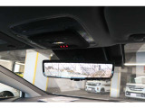 【デジタルインナーミラー】車両後方カメラの映像を映します。ヘッドレストや荷物などで視界を遮らずに後方を確認することができます。切替レバーを操作して通常のミラーモードに変更ができます。