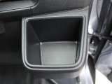 カップホルダーは運転席や助手席からちょうど手の届く位置です!!