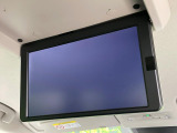 【フリップダウンモニター】大画面モニターで後席でもエンタメをお楽しみいただけます。小さなお子様にも大人気の装備です♪