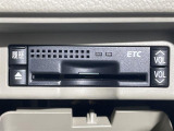 【ETC】有料道路を利用する際に料金所で停止することなく通過できる、ETC車載器(ノンストップ自動料金収受システム機器)が装備されています。セットアップを行うことで利用可能になります。