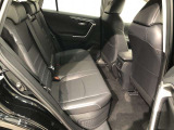 【後部座席】も当然、綺麗・清潔に仕上げております。内装の綺麗なお車は気持ちが良いですし、コンディションのいい車が多いです。これもオススメの1台です。