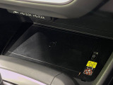 【置くだけ充電】インパネのトレイに置くだけで、スマホをワイヤレス充電できます。ケーブルを抜き差しする手間がなく、運転席から手が届きやすい設計。車内を散らかさずに、移動時間を使って手軽に充電できます!