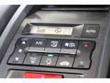 フルオートエアコンが装備されています!お好みの温度設定をするだけでエアコンの風量やモードの切り替えを自動でコントロールしてくれます!ユーザーの操作が少なく燃費走行にもつながります!
