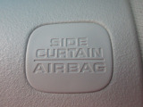 サイドカーテンエアバックシステムは、側面衝突時に大人から子供までさまざまな体格の乗員の頭部や頚部を広範囲で保護。特にセンターピラーへの頭部衝突を防ぐ展開性能を実現しています。