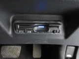 有料道路をキャッシュレスで通行できるETC車載器付きです。運転席足元に設置されています。ETCセットアップ費用は含まれておりません。別途必要となります。