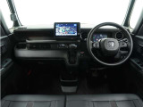 ◆視界広々で非常に運転しやすくロングドライブでも疲れを感じさせないすっきりとまとまったインパネ周りです。