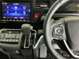 ホンダ純正メモリーナビ搭載なので、遠方へのドライブもお任せ下さい!ステアリング左手側にオーディオ関連のコントロールスイッチを配置しています。操作時は視線を逸らすことなく運転に集中できます