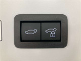 バックドアの開閉が電動操作可能。荷物の出し入れもラクラクです。