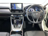 運転席周りのレイアウトをご覧ください。ナビゲーションやマルチメディアが綺麗に装着されすっきり収まってますね!