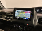 【バックカメラ】運転が苦手な方も車庫入れラクラクです!ギアをリバースに入れれば自動的に切り換わりますので、面倒な操作は不要です♪狭い駐車場もお車を傷つけず安心ですね!