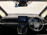 シンプルながら機能性あふれる運転席廻りです。視界性もよく、運転しやすいですよ。