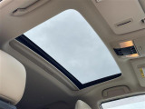 【ムーンルーフ】天井から太陽の穏やかな光や爽やかな風を取り込むことができる、トヨタの「サンルーフ」です!頭上のスイッチでムーンルーフを開閉することができます。