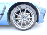 タイヤサイズは215/40R18 純正アルミホイール装着です!