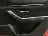 【ウインドウロック】運転席の窓操作部分です。小さなお子様が窓を勝手に開閉することのないよう、運転席以外の窓を操作できないようにするボタンがあります。
