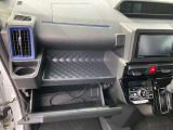 車検証入れや小物が入ります