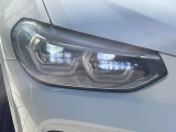 ●LEDヘッドライト:夜間走行時も良好な視界を確保し安心して運転できる高輝度LEDヘッドライトを装備!点灯速度が早く、消費電力も抑えられています。