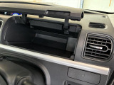 運転席インパネアッパーボックスは小物の収納に便利です。
