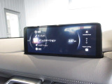 こちらのお車には先進安全装備が多数搭載されています。衝突被害を回避あるいは軽減するためのブレーキや、後方死角からの接近警報、車線逸脱を防止する警報装置など、詳しくはスタッフまでお尋ねください。