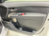 窓の開閉もスイッチひとつで簡単!駐車券を取るときもラクラク★