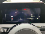 メーター内センターディスプレイには車の様々な設定や情報が表示されます。