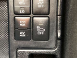 ハイブリット車は走行モードを選択することができます。燃費重視の時は「ECOモード」、モーターのみで静かに走る時は「EVモード」と道路状況に応じて使い分け出来ます。