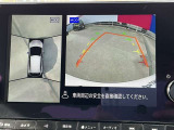 上空から見下ろしているかのような映像をディスプレイに映し出し、スムースな駐車をサポートします。画面は「トップビュー」のほか「サイドブラインドビュー」への切り換えが可能。ますます安心です