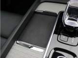 対応機種のスマートフォンを、トンネルコンソールの下のラバープレートに置いておくだけで充電可能。センターディスプレイの機能ビューを使用して、充電プレートのオンとオフを切り替えることができます。