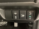衝突の危険がある時に警告してくれる衝突軽減ブレーキ。車線を外れそうな時に警告し、ステアリング制御してくれる路外逸脱制御機能搭載!