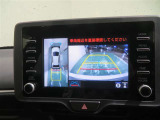 パノラミックビューモニター搭載。カメラで車両周囲の状況を映し出すため、狭い場所での駐車などに役立ちます。