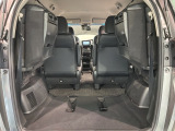 3列目シートを跳ね上げればラゲッジスペースを更に広く使えます。