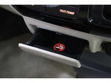 エアコンの下にはカードケースを備えています。パーキングチケットなどを入れておくと出口でガサガサ探すこともありません。