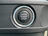 【キーレスプッシュスタートシステム】携帯リモコンを身に付けていれば、ボタン一つでエンジン始動が可能♪カギは手持ちの鞄にいれたままでOK!乗り込んだらすぐに発進!レッツゴー!!