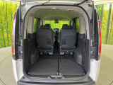 後席を格納すると、これだけの広さが!シーンに合わせたシートアレンジで、大きな荷物も積むことが出来ます♪