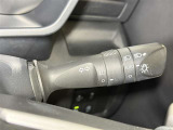 【オートライト】車外の明るさに応じて、自動的にライトの点灯・消灯を行います。