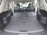 ラゲッジルームです。後席を倒せば大きな荷物も積み込み可能です☆