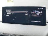 こちらのお車には先進安全装備が多数搭載されています。衝突被害を回避あるいは軽減するためのブレーキや、後方死角からの接近警報、車線逸脱を防止する警報装置など、詳しくはスタッフまでお尋ねください。